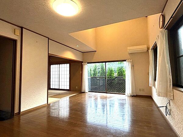 【リビング】吹き抜けで開放感があります