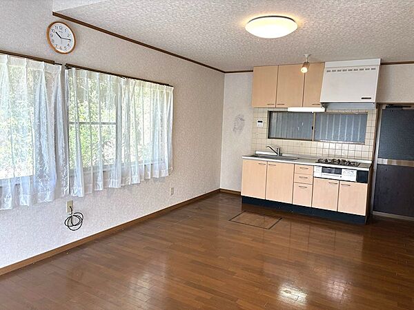 【ダイニング】日差しが差し込む明るいキッチンです