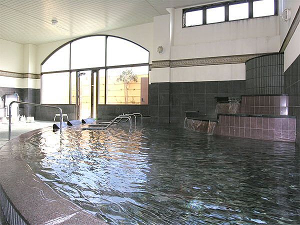 【大浴場】広い浴場で温泉を満喫していただけます。