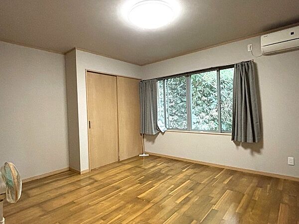 【洋室】日差しが差し込む明るい室内です