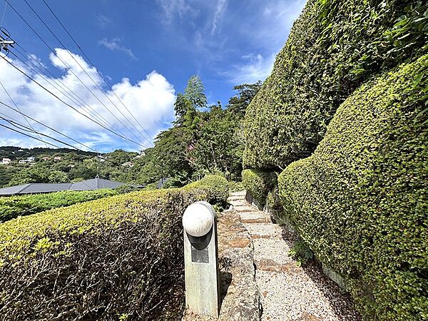 【アプローチ】季節によって表情を変えます