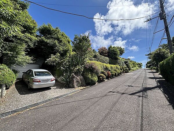 【前面道路】幅員は約6mの為、ゆとりがあります。