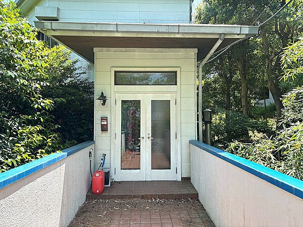 【建物入口】玄関へのアプローチです