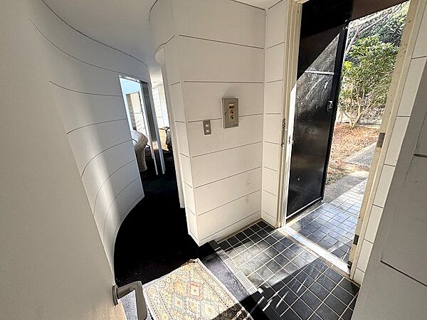 【玄関】曲線が建物の無機質感を無くしています