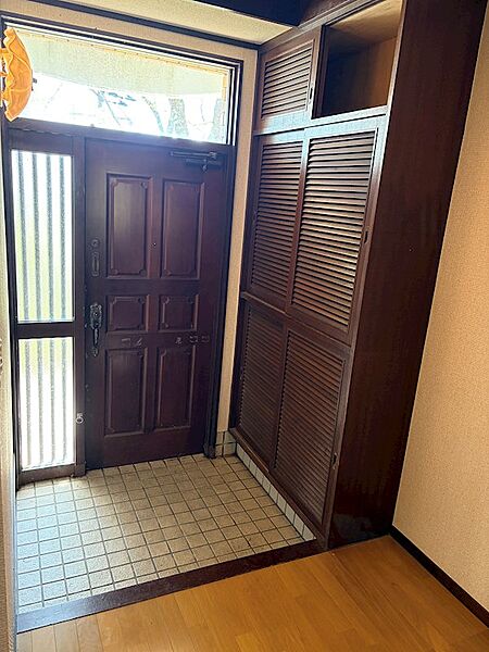 【玄関室内】落ち着いた雰囲気です