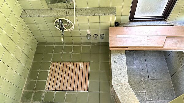 【浴室】浴室にも大きな窓が付いています