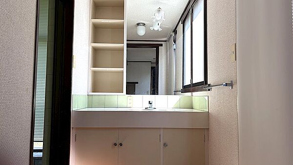【洗面台】洗面室も明るいです