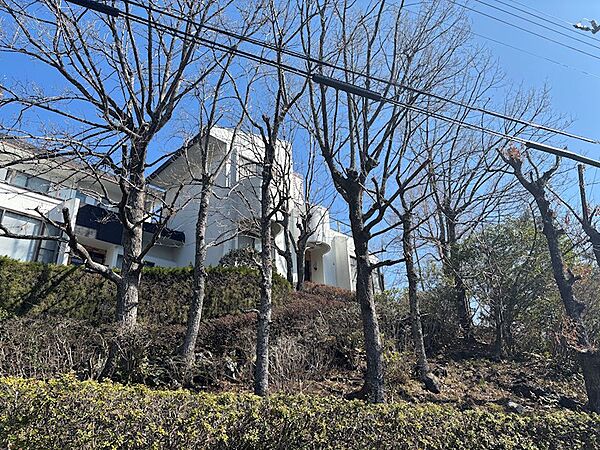 【外観】少し遠目からの外観です