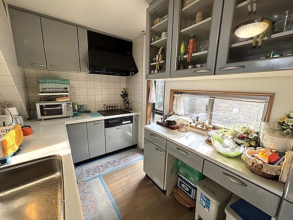 【キッチン】L字型のシステムキッチンです