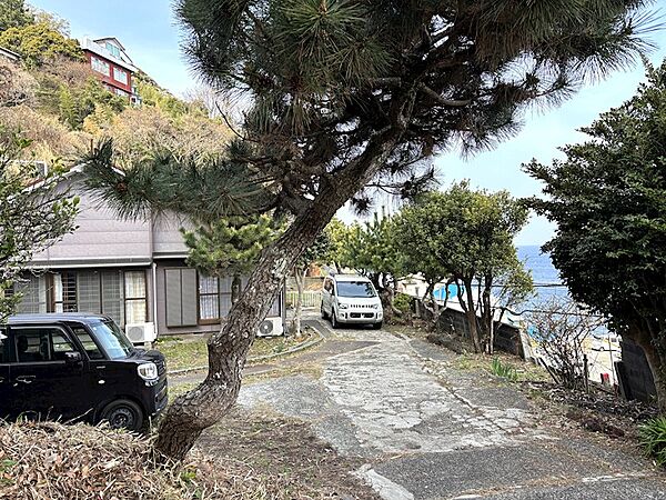 【駐車場】広い敷地に複数台駐車可能です