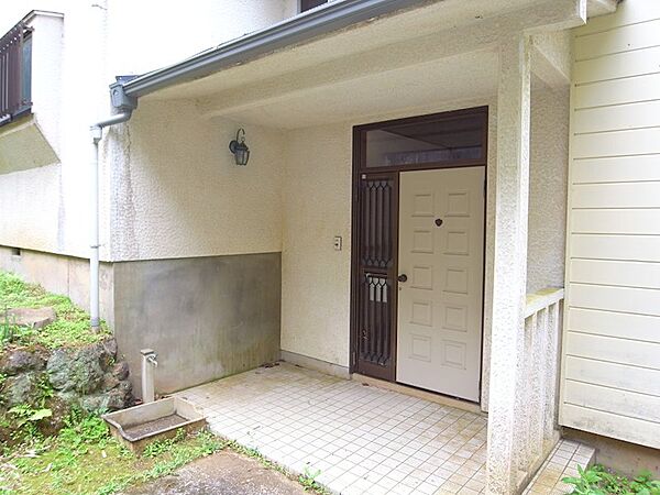 【玄関】外から眺める玄関扉です
