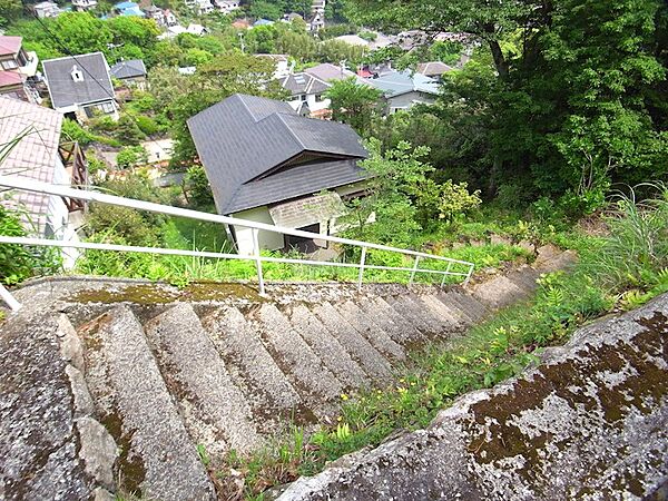 【アプローチ】敷地までは階段を下ります