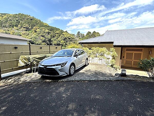 【駐車場】並列で2台の駐車が可能です