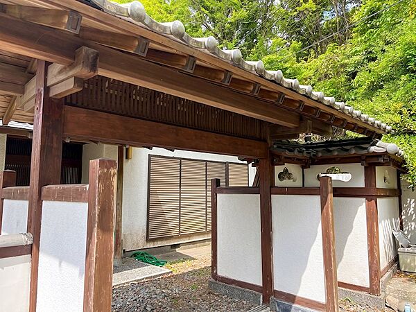 【アプローチ】玄関までの入り口です
