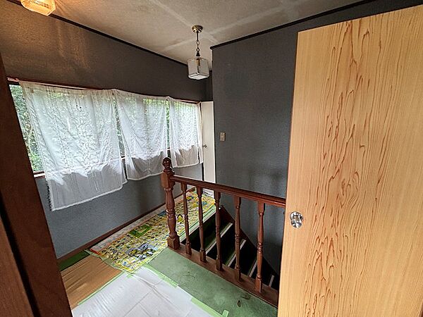 【廊下】2階の廊下にも窓があります