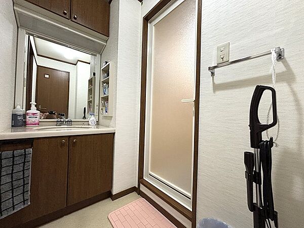 【洗面室】洗面スペースも綺麗な状態です