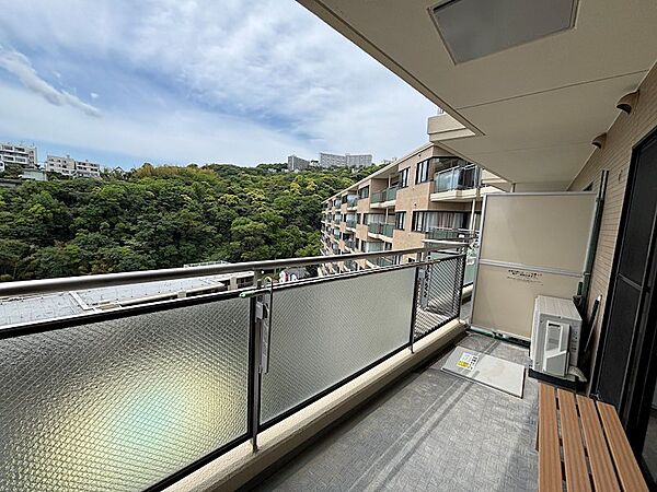 【バルコニー】南東向きの明るいバルコニーです