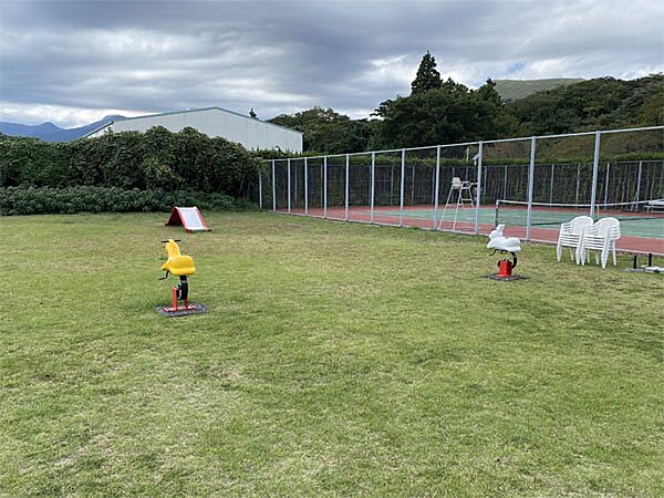【芝生広場】子供達も遊べる共用の芝生の庭です