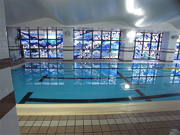 【屋内プール】温水プール、ジャグジー、サウナもあります。