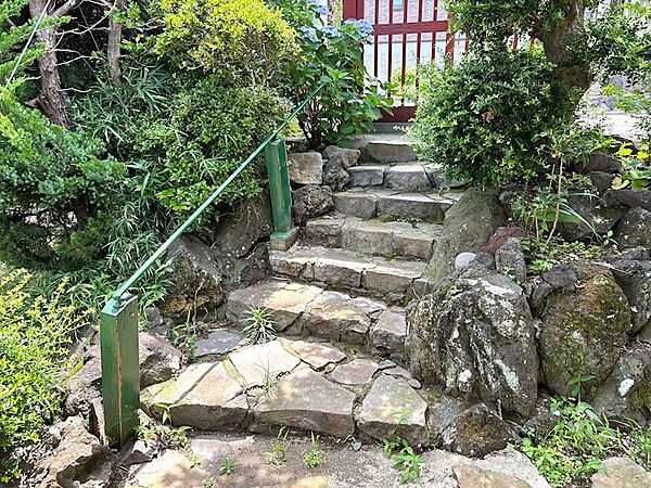 【アプローチ】外から敷地内へのアプローチです