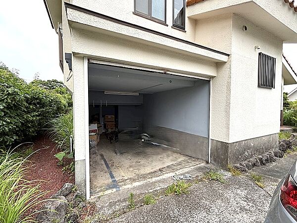 【ガレージ】ガレージは小型車用になります