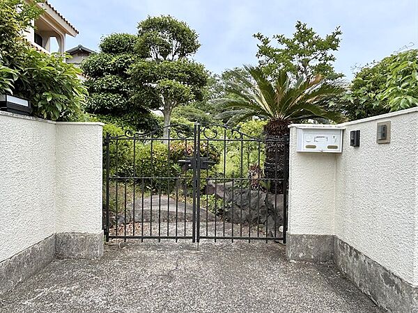 【門扉】敷地の入り口の門扉です