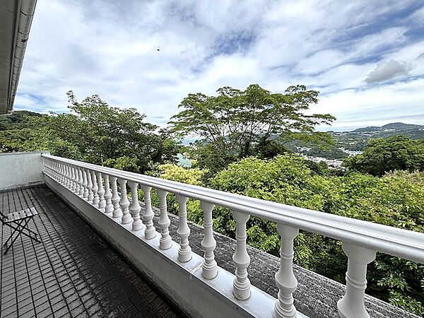 【バルコニー】海と山の眺望を臨めます