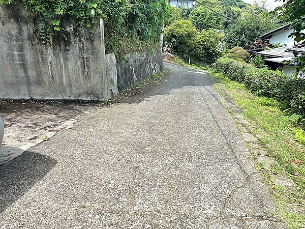 【前面道路】駐車場前の前面道路です