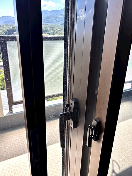 【設備】リビング南側は二重サッシになっています