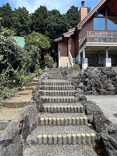 【アプローチ】玄関までのアプローチ階段です