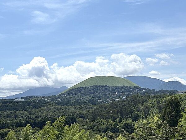 【眺望】建物の目の前で大室山が一望できます
