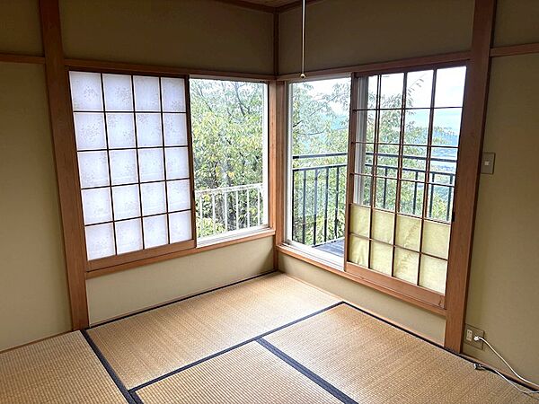 【2階和室】畳が落ち着く和室です