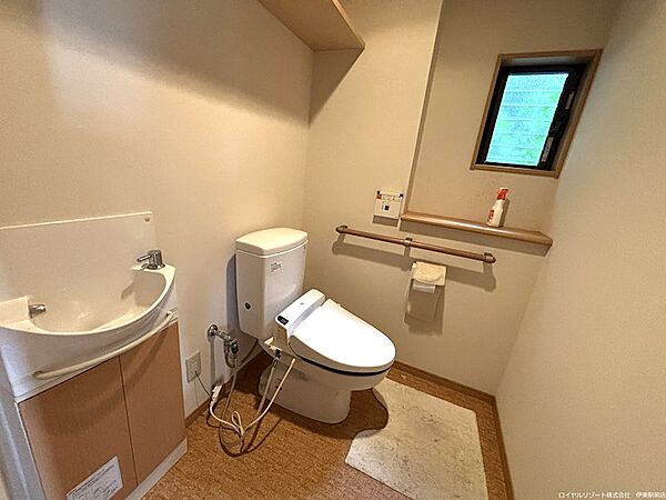 【1階トイレ】トイレも広々したスペースです
