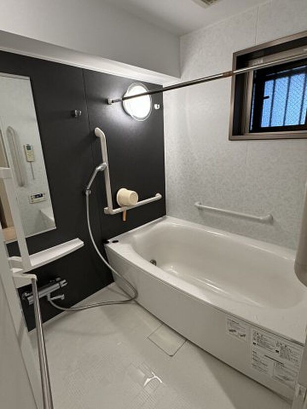 湿気の籠りやすい浴室には、嬉しい窓が備わっております。　また、浴室乾燥暖房機にはミスト機能も搭載されております。