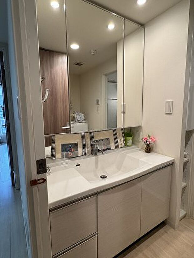 3面鏡の洗面化粧台には鏡裏収納、洗面台下収納が備わっております。