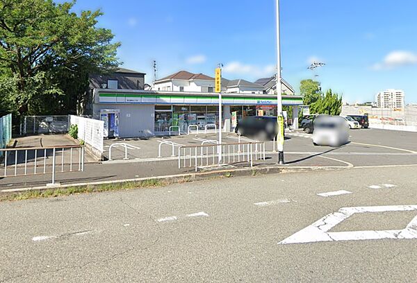 ファミリーマート泉北晴美台二丁店まで約740ｍ