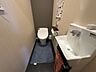 トイレ：2階トイレはタンクレス仕様でトイレ空間が広く、日々のお手入れもらくらくです。