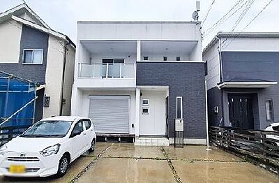 外観:2013年12月建築。普通車2台と軽自動車1台駐車可能です。 外観:2013年12月建築。普通車2台と軽自動車1台駐車可能です。