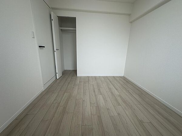 どんな家具とも合わせやすいシンプルな洋室です。