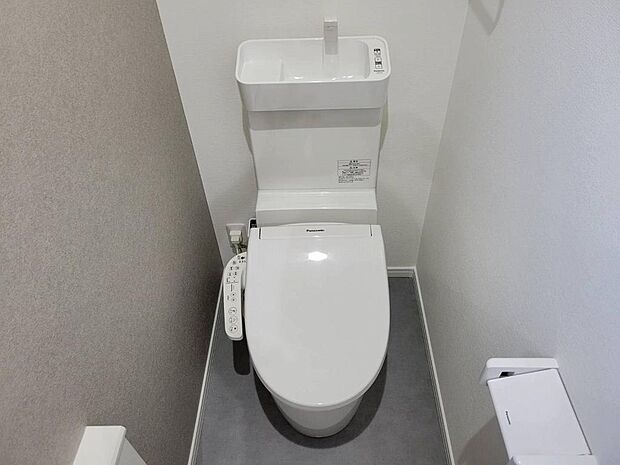 ウォシュレット機能付きのトイレにはペーパーホルダーとタオルリングが標準で付いております。（同仕様写真）