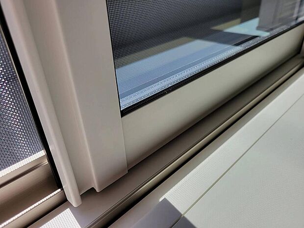 窓は全て、遮音性、断熱性に優れたアルミ樹脂複合ペアガラスを使用しております。（同仕様写真）