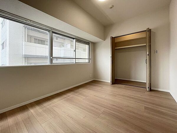 大きな窓から光が差し込み明るい印象の洋室6.1帖