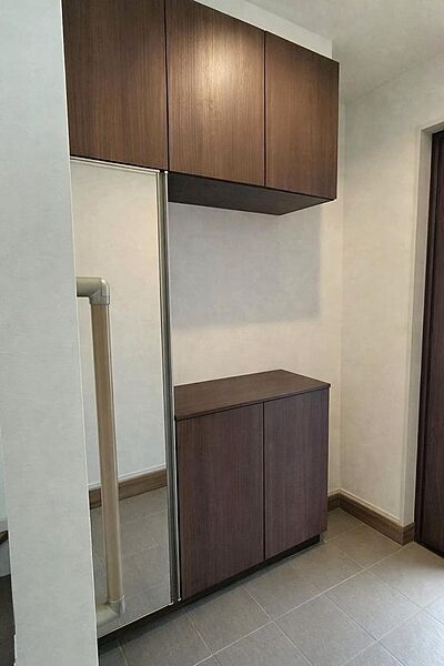 姿見鏡が付いたシューズボックス。南東向きの玄関。※AIによる室内一部加工あり