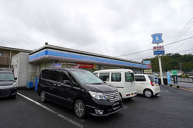 【ローソン鹿児島小野三丁目店】飲食品、日用品を取扱うコンビニエンスストアー 500m