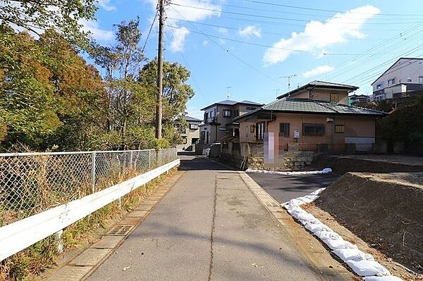 前面道路は行き止まり道路となっていて、車どおりが少ないので、小さなお子様も安心です♪