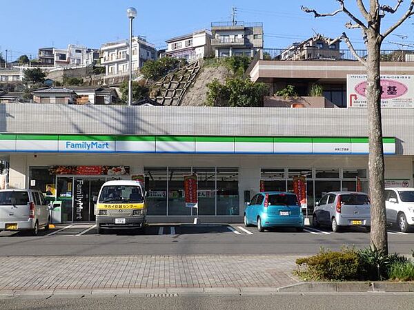 【ファミリーマート永吉二丁目店】飲食品、日用品を取扱うコンビニエンスストアー 600m