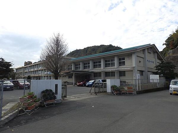 犬迫小学校【鹿児島市立犬迫小学校】は、犬迫町に位置する1892年創立の小学校です。令和3年度の生徒数は56人で、6クラスあります。校訓は「つよく　かしこく　やさしく　なかよく」です。 880m