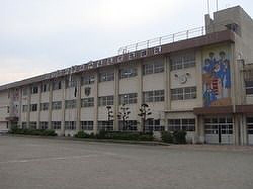 【坂元台小学校】昭和60年4月1日に開校し，令和3年度は創立37周年となります。坂元町の一部，東坂元二丁目の一部，玉里団地2丁目，西坂元町からなっています。。 320m