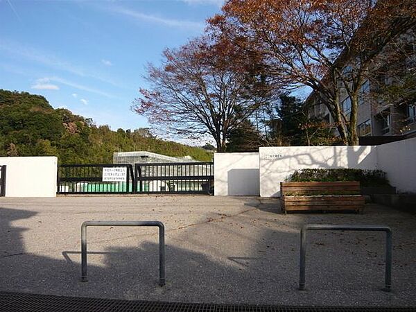 【坂元中学校】坂元小学校（玉里団地1丁目，3丁目，若葉町，下伊敷町の一部(七窪，明ヶ窪)）及び坂元台小学校（坂元町の一部，東坂元2丁目の1部，玉里団地2丁目，西坂元町）からなっている。 670m