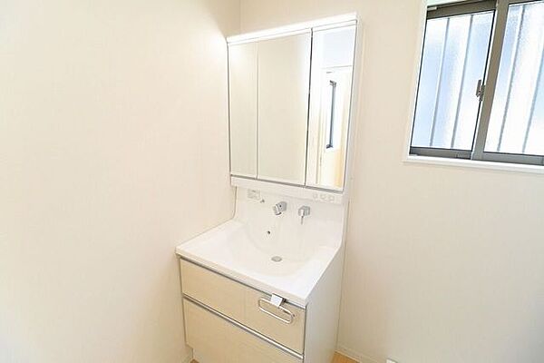 【建築プラン例…みなみの家　洗面台】人気の3面鏡を採用しました。ミラー裏が収納になっているので、生活感を出さずに収納することが出来ます。扉カラーを仕様書よりお選びいただけます。